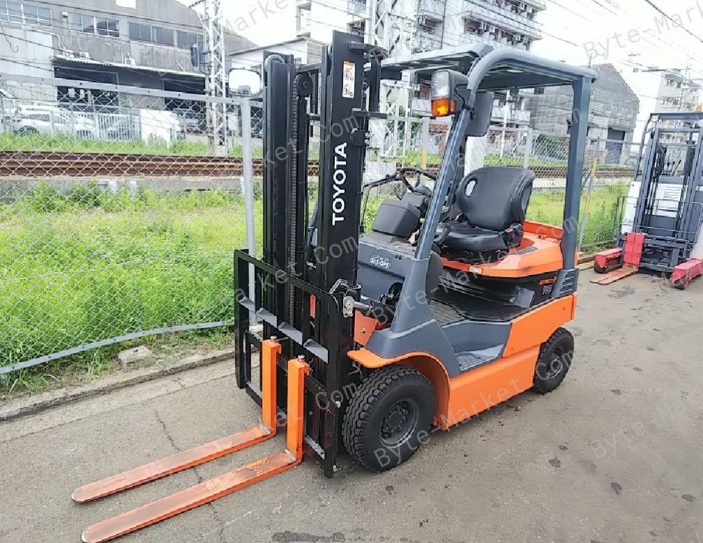 Toyota Forklifts 7FB 10-35 Series Manual in PDF image